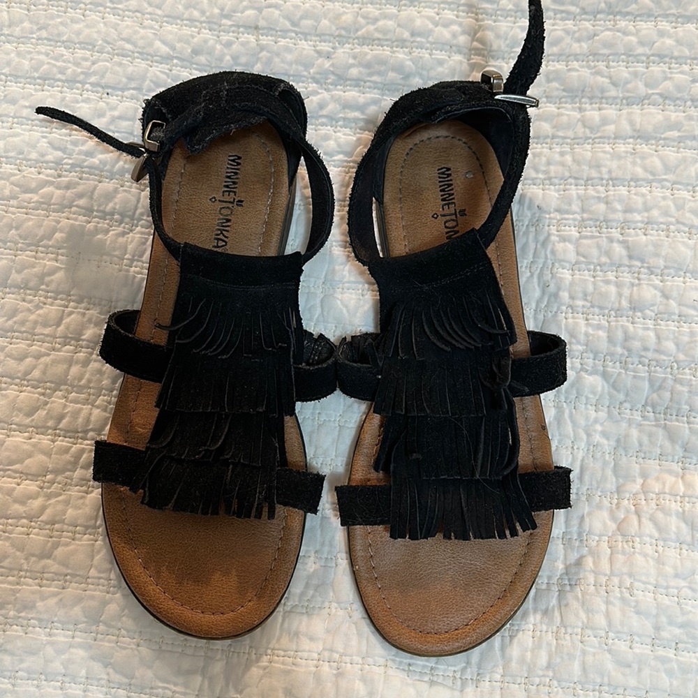 Minnetonka suede fringe sandal